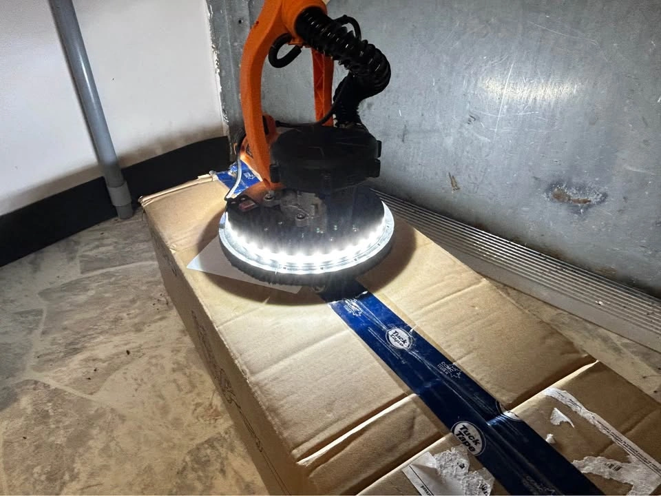Drywall sander with vacuum attachment - photo 3