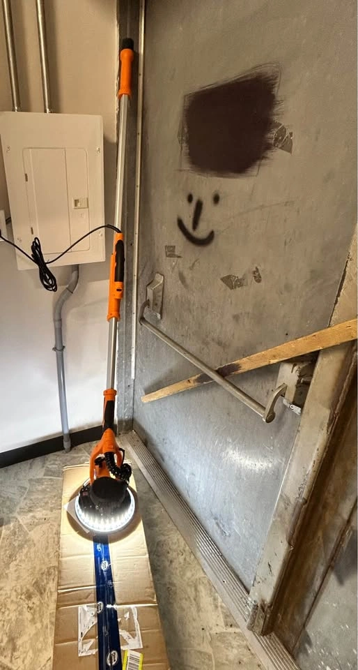 Drywall sander with vacuum attachment - photo 4