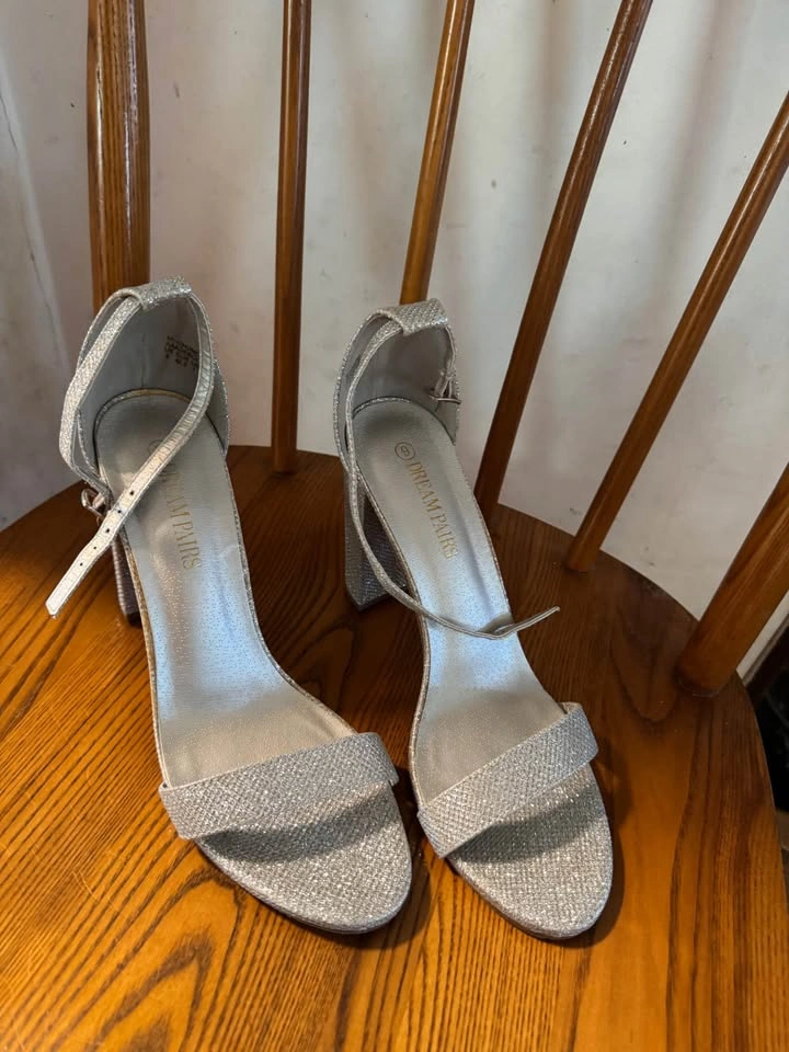 New Dream Pairs Silver Sparkle Heels Sz. 9