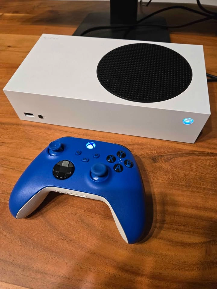 Xbox Series S 500GB with Controller and Cables - photo 2
