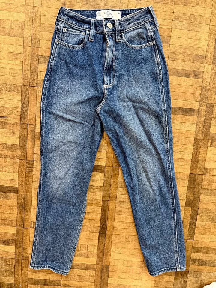 Hollister Curvy Ultra High-Rise Jeans — Medium Wash, 00S