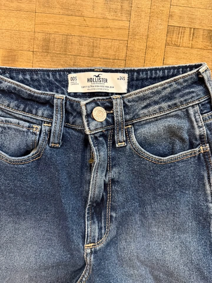 Hollister Curvy Ultra High-Rise Jeans — Medium Wash, 00S - photo 2