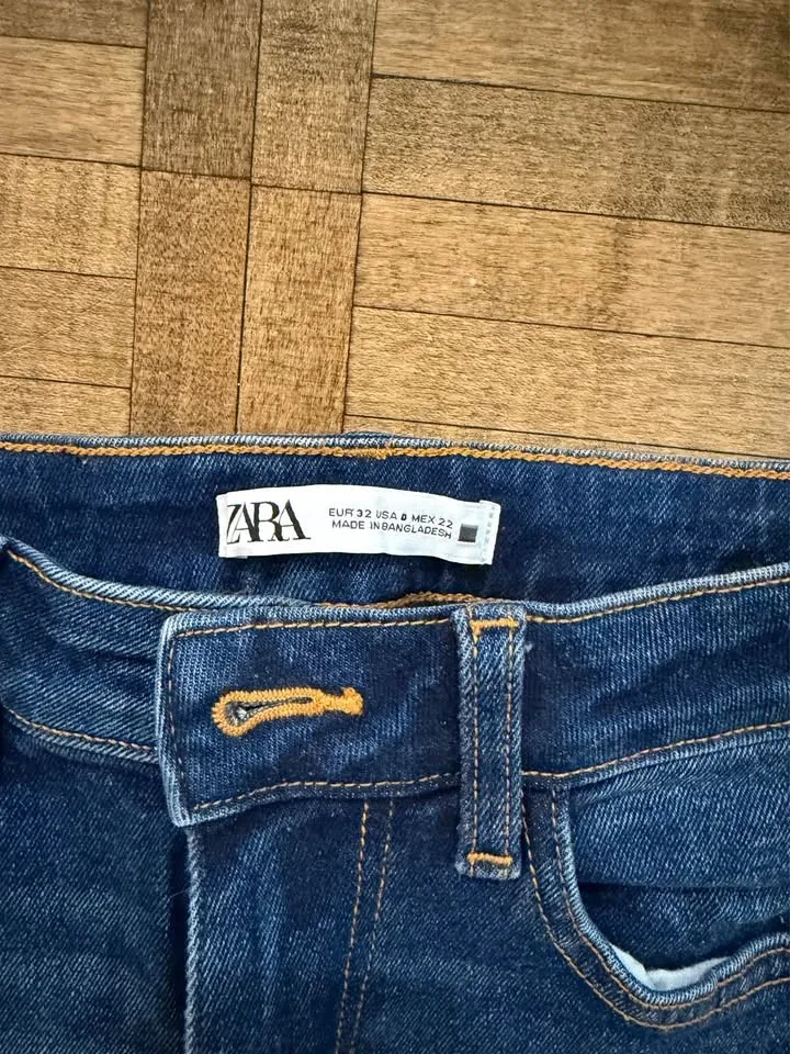 Zara Women's Dark Wash Jeans — Frayed Hem Cropped Flare, US 0 - photo 2