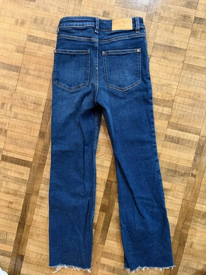 Zara Women's Dark Wash Jeans — Frayed Hem Cropped Flare, US 0 - photo 3