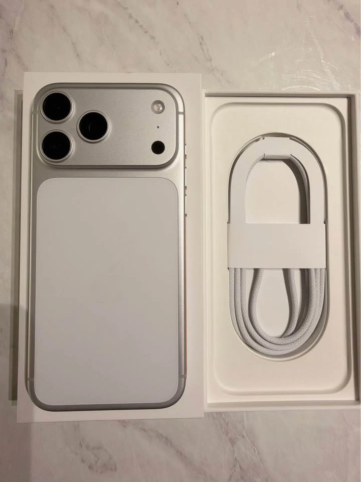 iPhone 17 Pro Max – 512GB Silver (Unused / 100% Battery) - photo 2