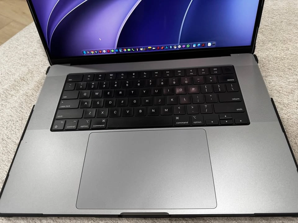 Apple MacBook Pro 16 inch M1 Pro - photo 2