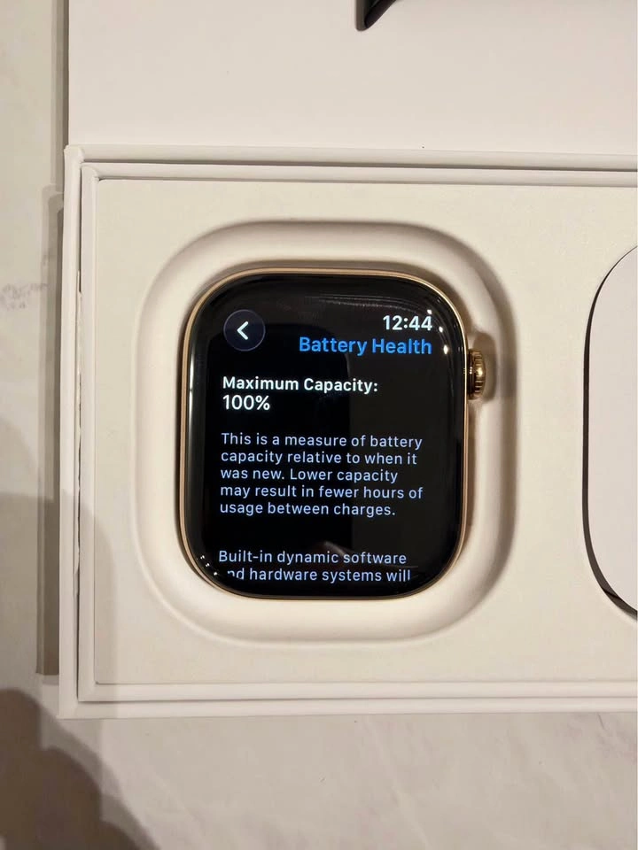 Apple Watch Series 11 – 46mm Gold Titanium (Cellular / Unused)