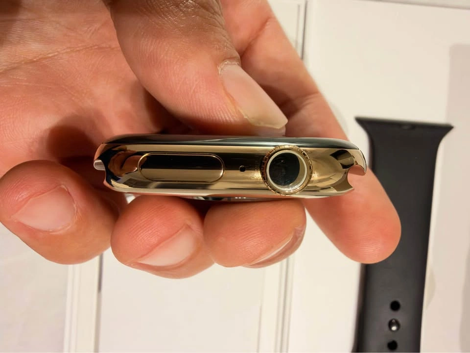 Apple Watch Series 11 – 46mm Gold Titanium (Cellular / Unused) - photo 5