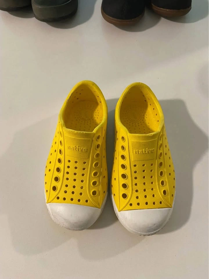Native kids shoe size 8