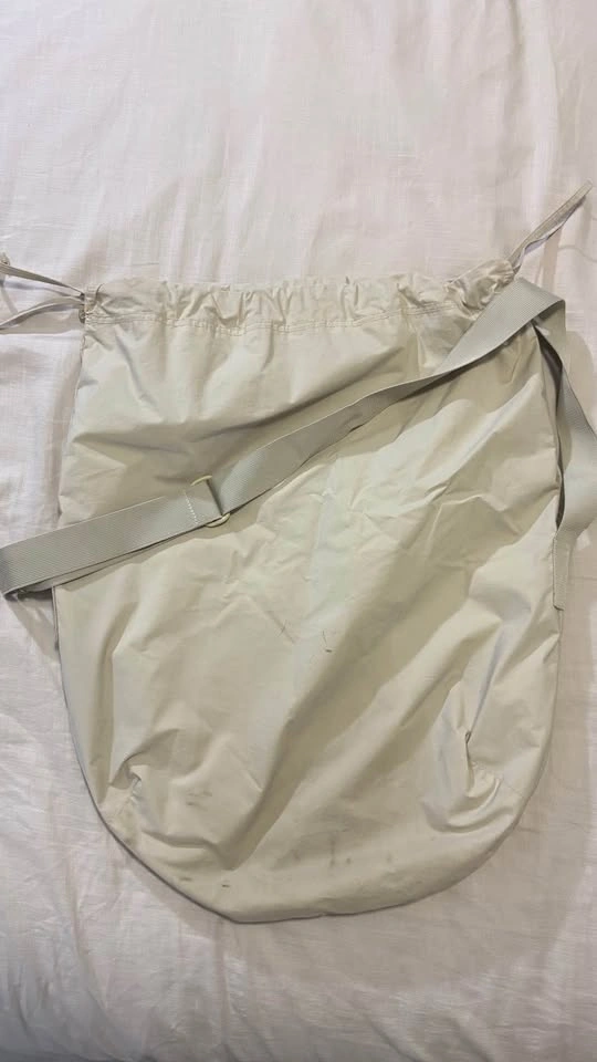 UNIQLO U Drawstring Shoulder Bag – Off White / Cream - photo 3