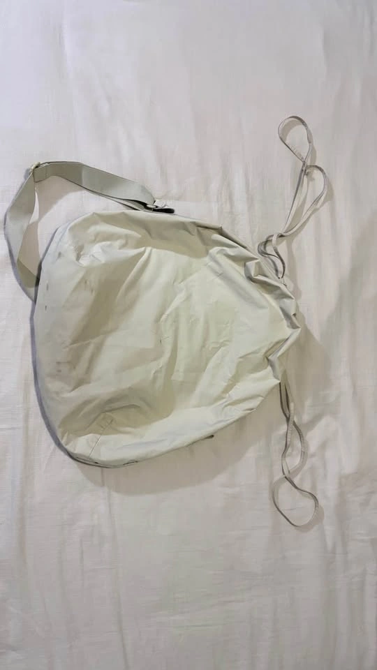 UNIQLO U Drawstring Shoulder Bag – Off White / Cream - photo 5