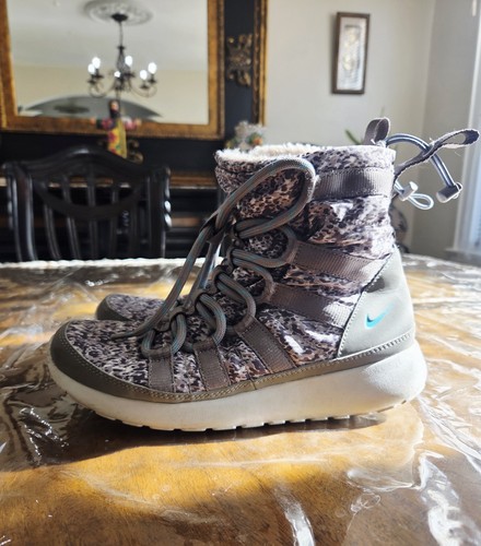 Nike W Roshe Run Sneakerboot Light Ash Grey Camo Size 6.5