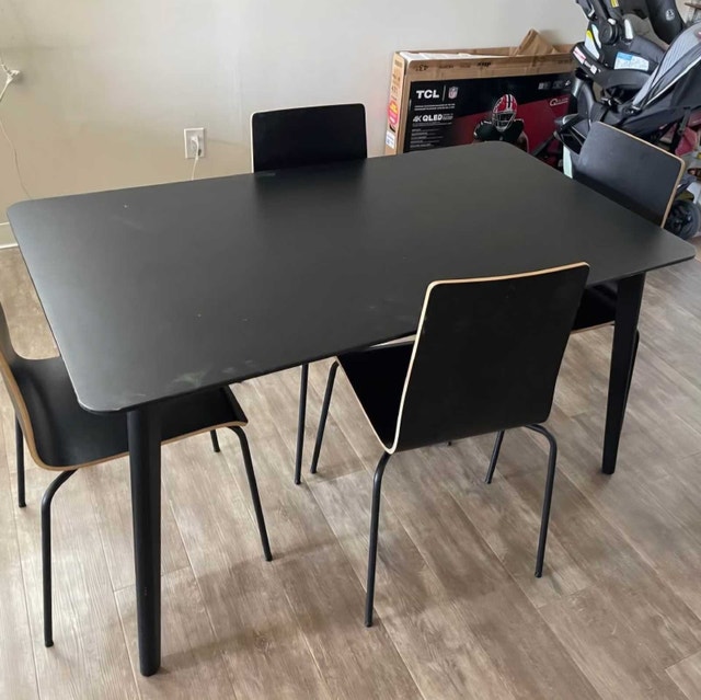 Dining table and 4 Chairs