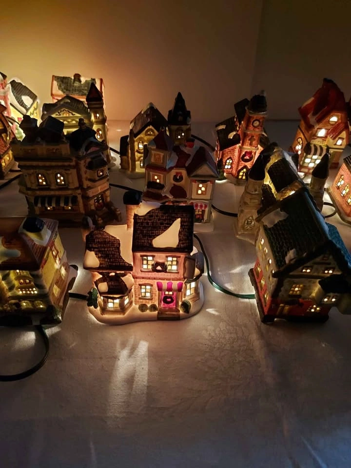 Vintage Christmas Village Set Of 30 - photo 3