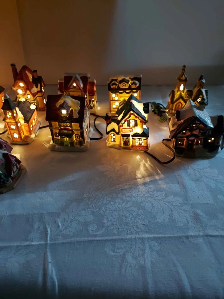 Vintage Christmas Village Set Of 30 - photo 4