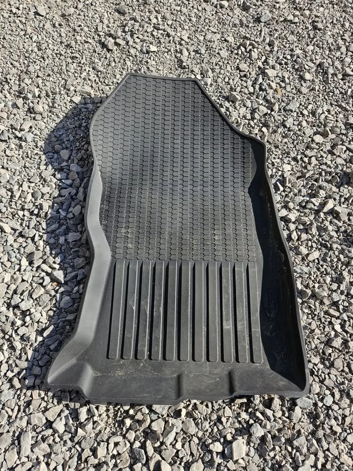 OEM Subaru winter rubber mats - photo 2