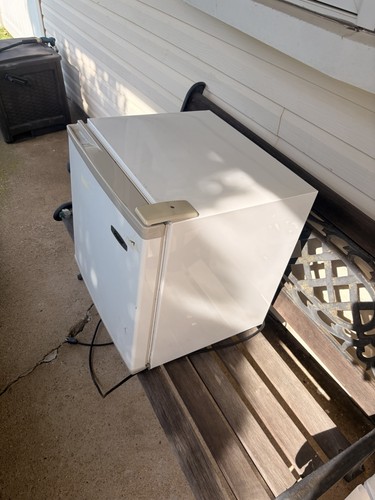 Haier Compact Mini Fridge White Single Door Manual Defrost - photo 2