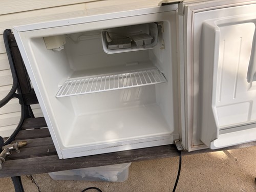Haier Compact Mini Fridge White Single Door Manual Defrost - photo 3