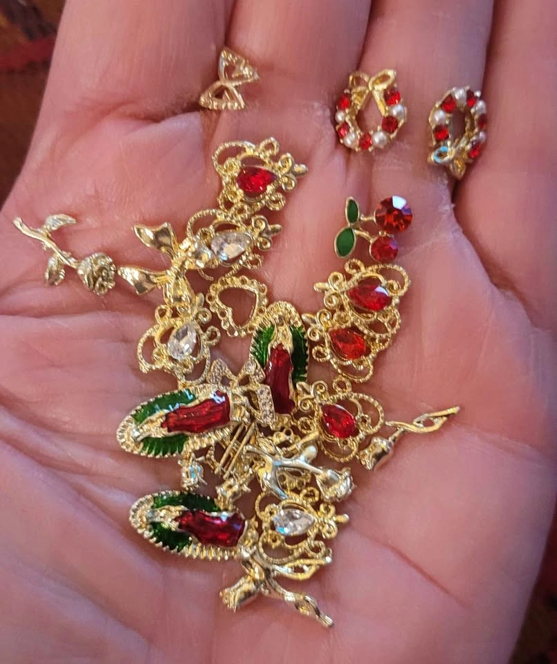 Assorted Gold-Tone Nail Art Charms and Jewelry Pendants - photo 2