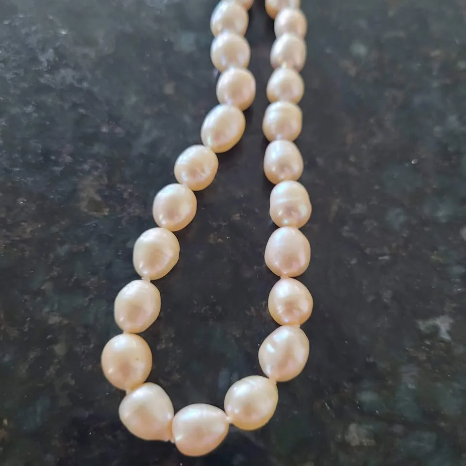 Cultured fresh water akoya perals . Pink 10 mm in pearl size image indicator(3)