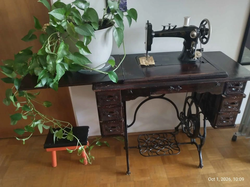 Vintage Reliance sewing machine with parts and supplies - photo 3