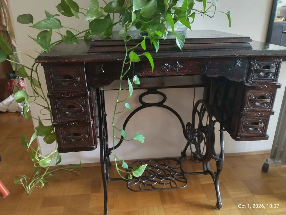 Vintage Reliance sewing machine with parts and supplies - photo 4