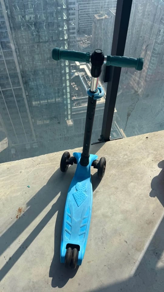 Kids 3-Wheel Scooter – Adjustable Height – Blue – $20 🛴 - photo 2