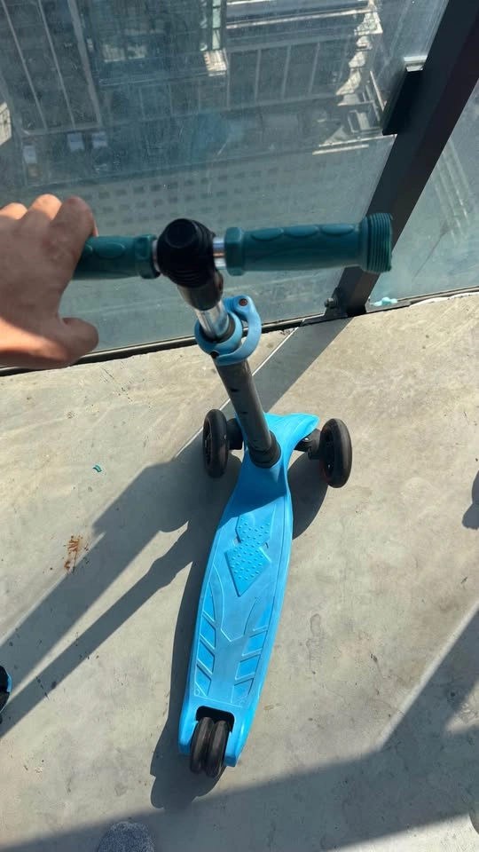 Kids 3-Wheel Scooter – Adjustable Height – Blue – $20 🛴 - photo 3