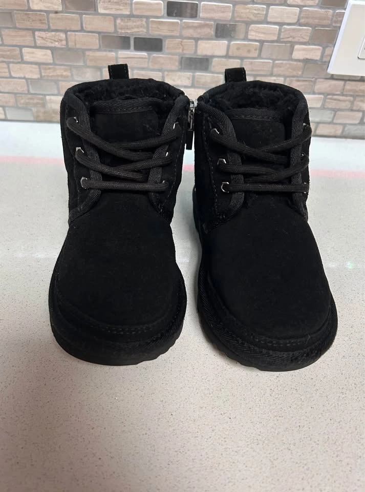 UGG Neumel II toddler size 11 - photo 2