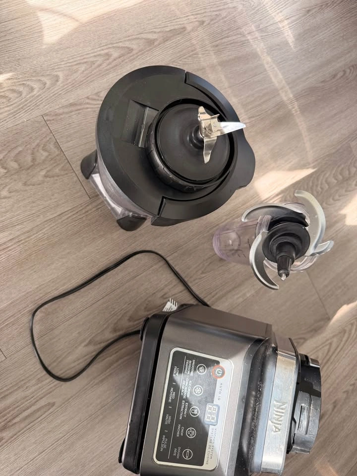 MOVING SALE- Ninja Blender - photo 4