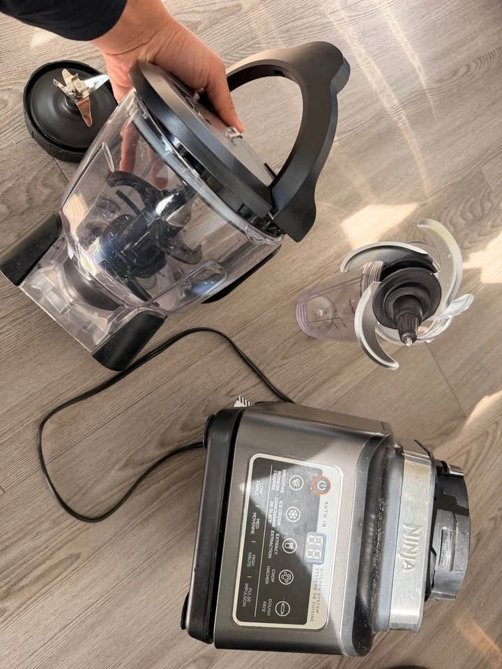 MOVING SALE- Ninja Blender - photo 5
