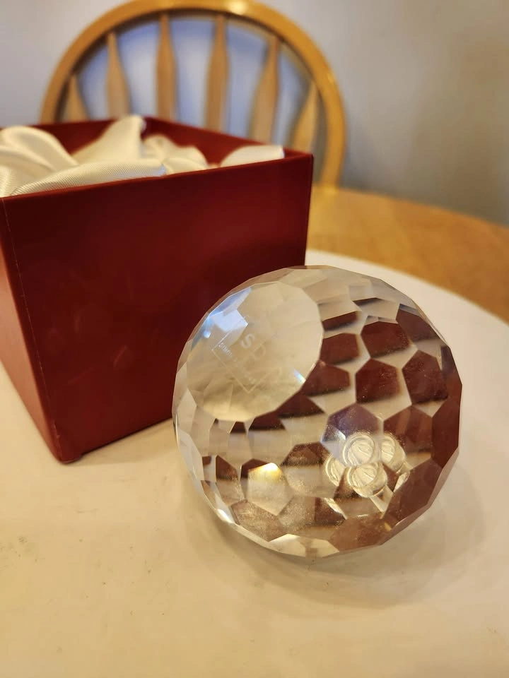 Beautiful Multi Faceted Solid Crystal Apple with Padded Box - photo 4