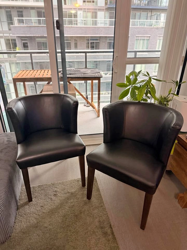 Set of 2 Black Accent Chairs – Great Condition