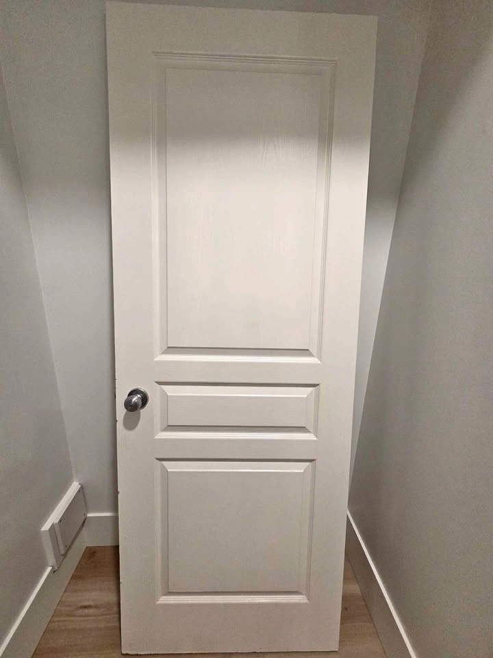 White 3-panel hollow core interior door with hardware included