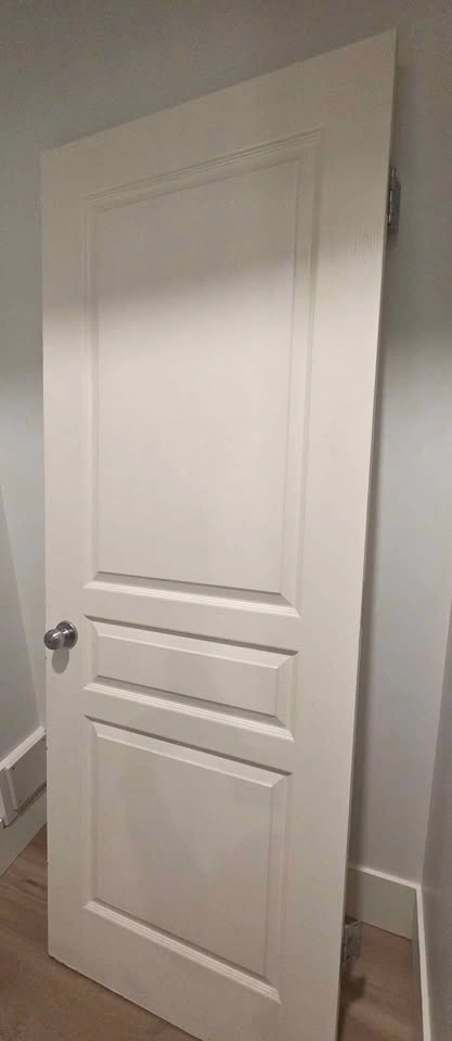 White 3-panel hollow core interior door with hardware included - photo 2