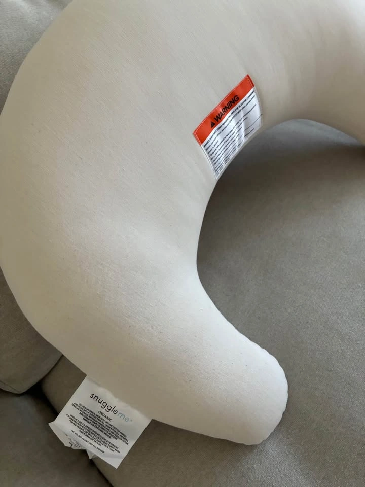 Snuggle Me Organic Feeding Support Pillow + 2 Covers – Like New - photo 3