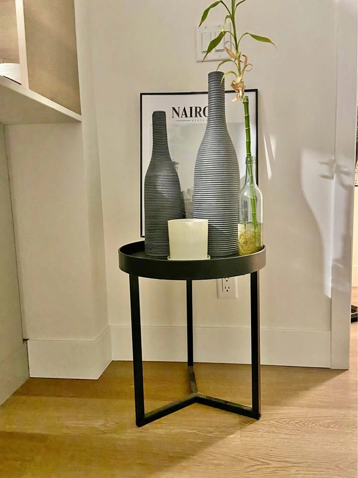 Black Round Metal Side Table + 2 Grey Ribbed Vases
