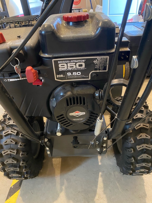 Briggs & Stratton 1024MD Snow Blower - photo 2