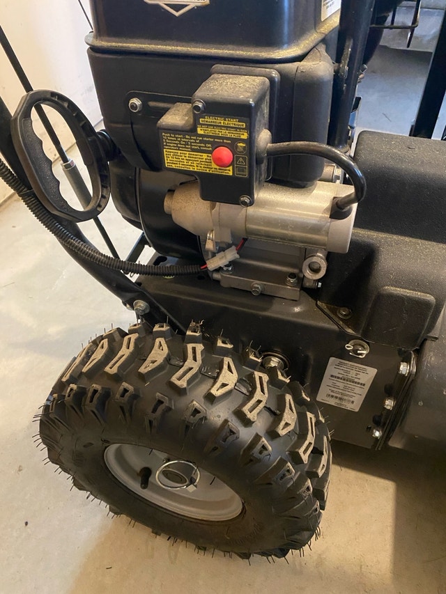 Briggs & Stratton 1024MD Snow Blower - photo 3