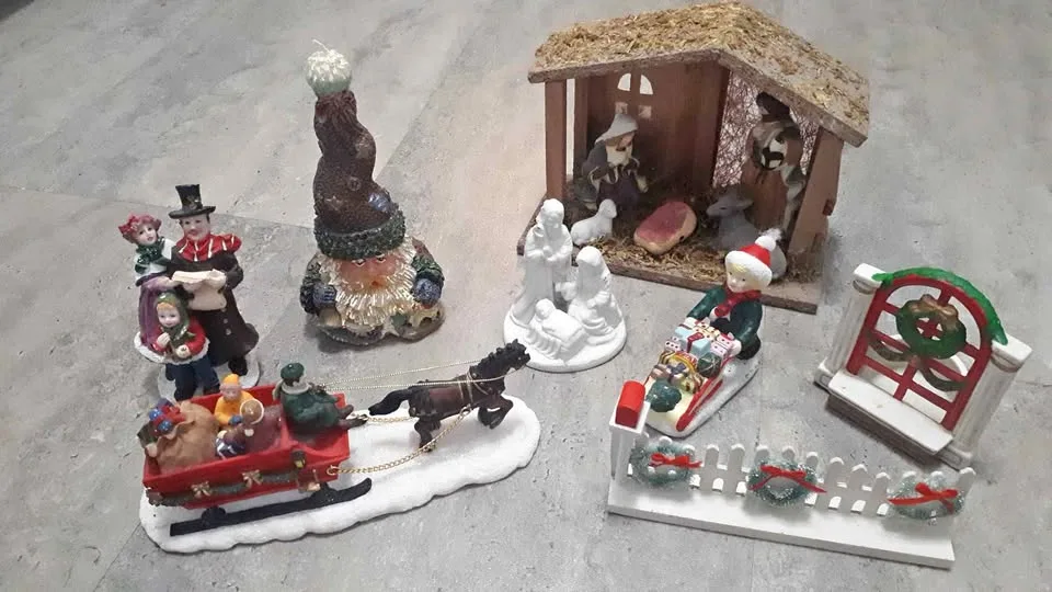 Christmas Mantel Figurine Decor thumbnail