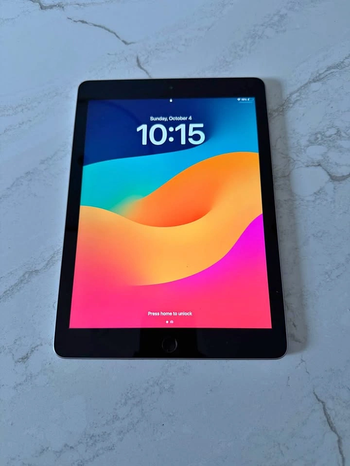 iPad 6th Gen 32GB Wi-Fi, Space Gray + Case