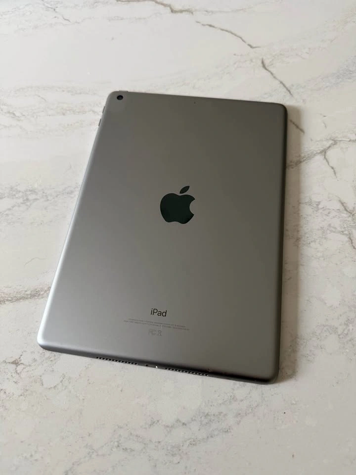 iPad 6th Gen 32GB Wi-Fi, Space Gray + Case - photo 2