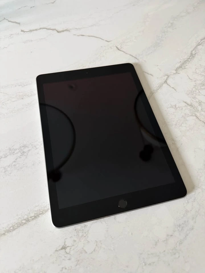 iPad 6th Gen 32GB Wi-Fi, Space Gray + Case - photo 3