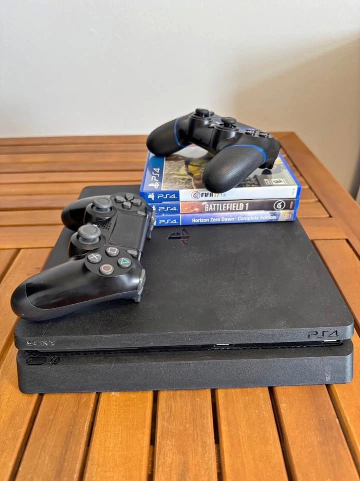 PS4 Slim 500GB Bundle + 2 Controllers + 3 Games