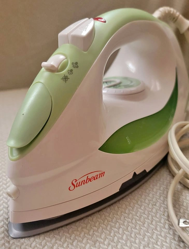 Sunbeam Steam Iron 1200W - Like New, Works Perfectly