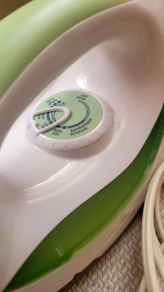 Sunbeam Steam Iron 1200W - Like New, Works Perfectly - photo 2
