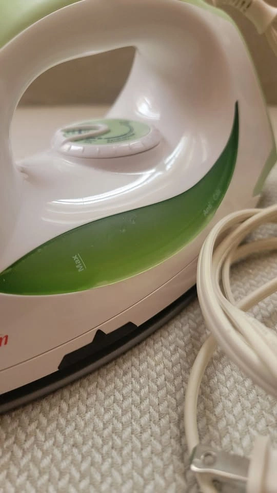 Sunbeam Steam Iron 1200W - Like New, Works Perfectly - photo 3