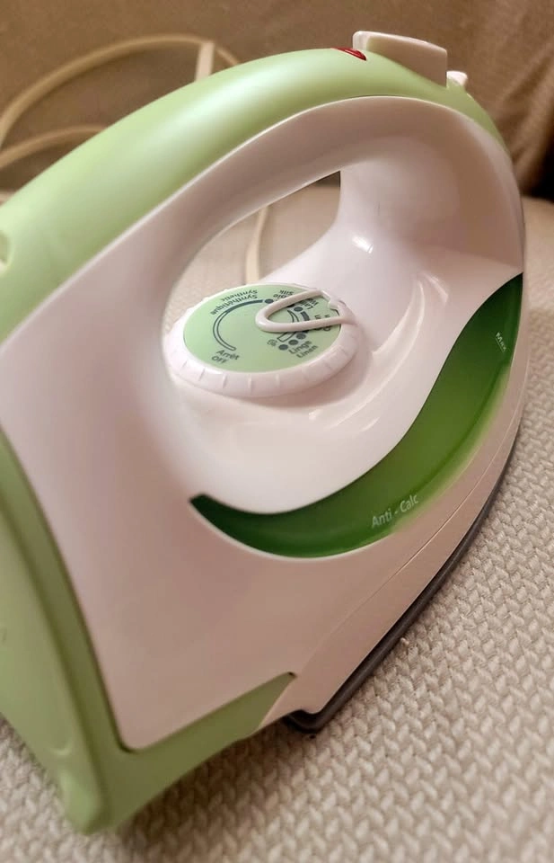 Sunbeam Steam Iron 1200W - Like New, Works Perfectly - photo 5