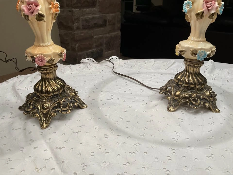 Table Lamps PAIR VTG Italian Capodimonte Ceramic Floral Appliqué - photo 5