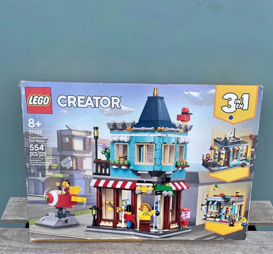LEGO CREATOR: Townhouse Toy Store (31105)